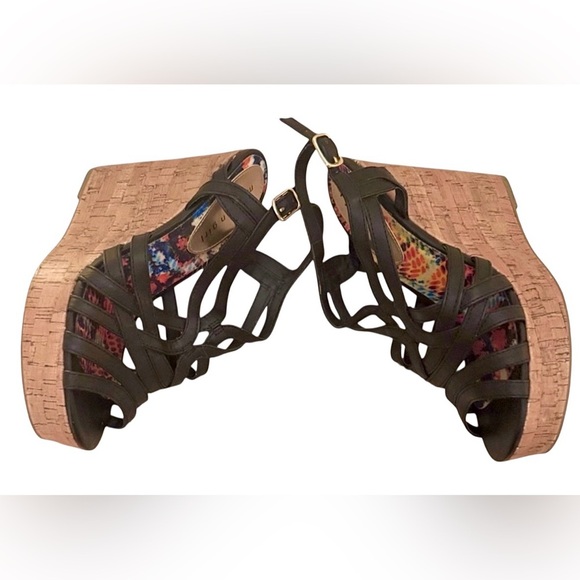 Madden Girl Black Leather Wedges - Picture 4 of 4